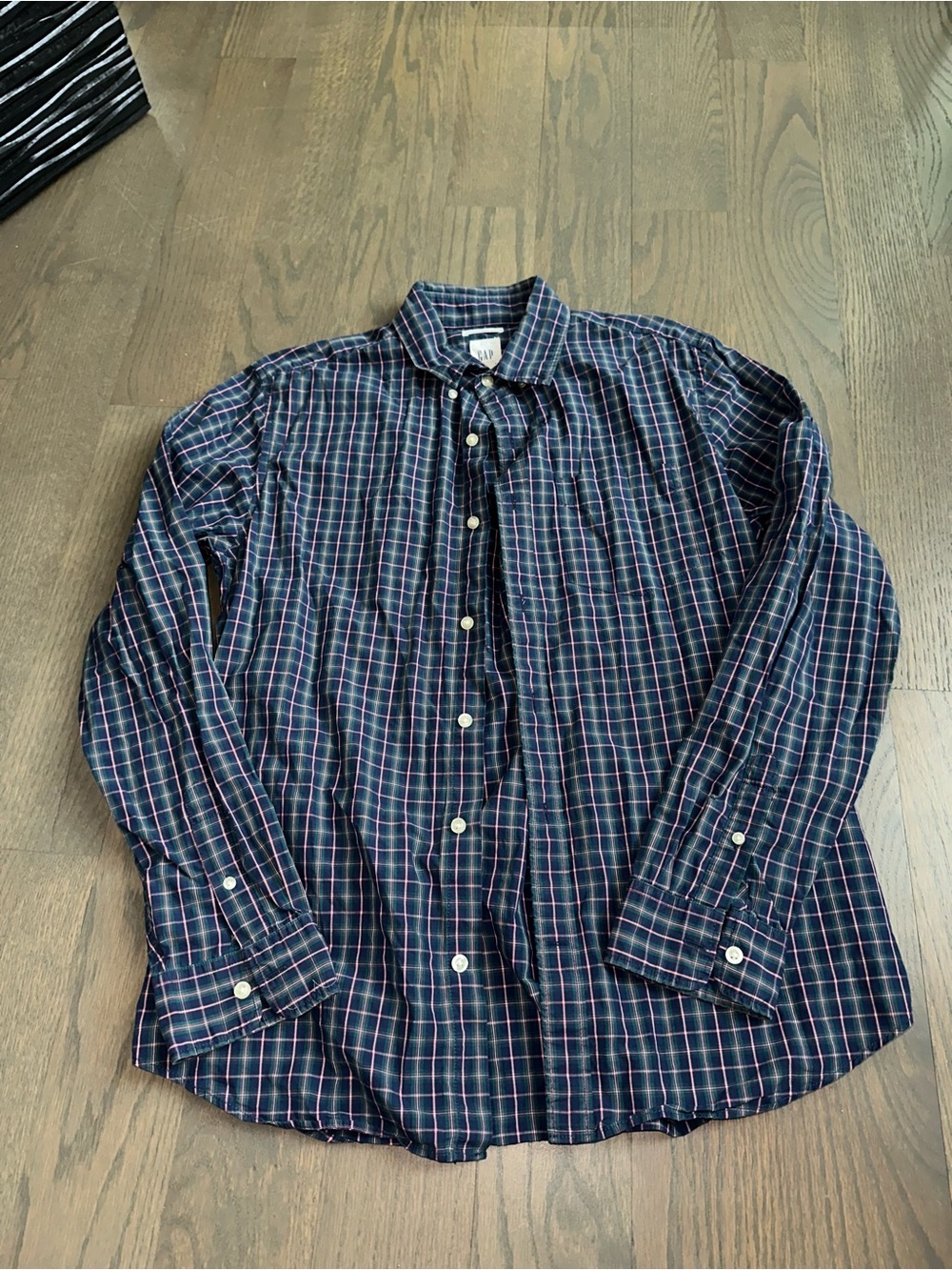 GAP BUTTON DOWN